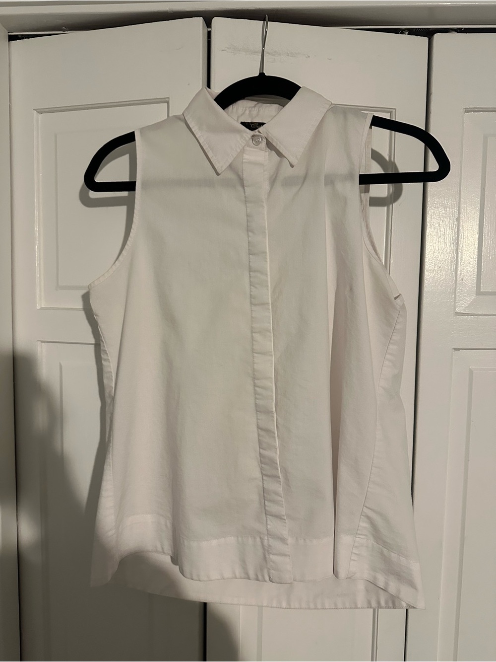 Cupio White Sleeveless Collared Button-Front Blouse